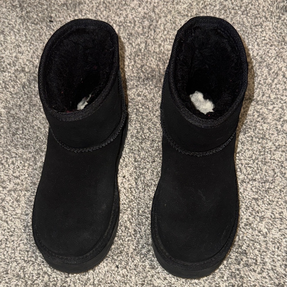 Black uggs girls